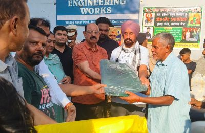 कैबिनेट मंत्री मोहिंदर भगत ने कुकड़ गांव में बरसाती पानी से प्रभावित परिवारों को राहत सामग्री बांटी