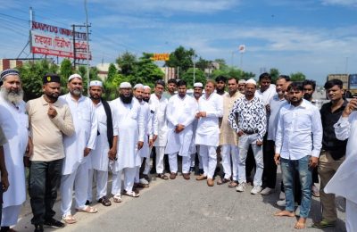 *मुस्लिम संगठन पंजाब प्रधान एडवोकेट नईम खान 7 गाड़ियों में राशन व जरूरत का सामान गुरदासपुर के लिए रवाना किया।