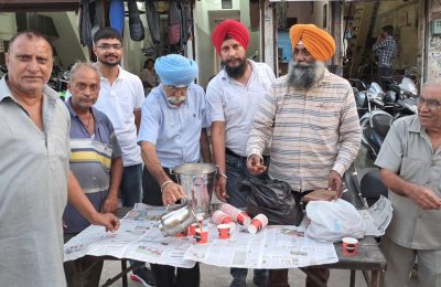 ਤੂੰ ਵੀਲਰ ਡੀਲਰ ਐਸੋਸੀਏਸ਼ਨ ਵਲੋਂ ਅੱਸੂ ਮਹੀਨੇ ਦੀ ਸੰਗਰਾਂਦ ਦੇ ਸੰਬੰਧ ਵਿੱਚ ਚਾਹ ਬਿਸਕੁਟਾਂ ਦੇ ਲੰਗਰ ਲਾਏ।