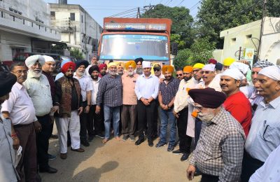 बाढ़ पीड़ित क्षेत्र के लिए लायंस क्लब जालंधर व गुरुद्वारा श्री सिंह सभा इंडस्ट्रियल एरिया ने राहत सामग्री के भेजे 3ट्रक*