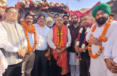 तरुण चुग ने भगवान वाल्मीकि तीर्थ धाम के लिए जत्थों को किया रवाना
