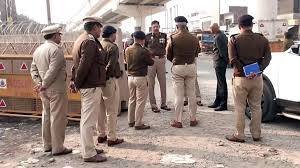 दिल्ली के रोहिणी जिले के बुध विहार थाने के पुलिसकर्मियों और 5 संदिग्ध अपराधियों के बीच मुठभेड़ हुई।