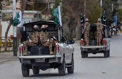 आतंकियों ने सुरक्षा बलों के काफिले को बनाया निशाना