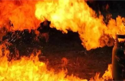 रेस्टोरेंट में लगी भीषण आग, सिलेंडर फटने से फैली लपटें