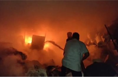 स्टोर में लगी भीषण आग, लाखों का सामान जलकर राख