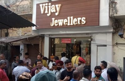 भार्गव कैंप इलाके में ज्वैलर से पिस्तौल दिखाकर लाखों की लूट