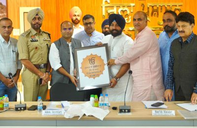 श्री गुरु तेग बहादुर जी के 350वें प्रकाश पर्व को समर्पित निकाले जाने वाले नगर कीर्तन के अग्रिम प्रबंधों हेतु जिला प्रशासनिक अधिकारियों के साथ बैठक आयोजित