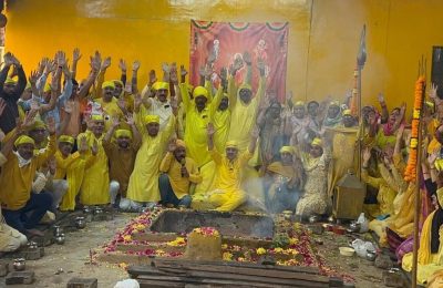 दीपक पीर न जानई, पावक परत पतंग*