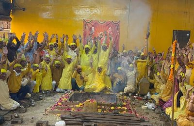 दीपक पीर न जानई, पावक परत पतंग*