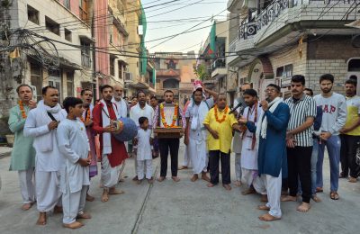 श्री गौर हरि संकीर्तन मंडल की ओर से कार्तिक मास की मंगल मय प्रभातफेरी किला मोहल्ला स्थित श्री मोहन कपूर जी के निवास स्थान से निकाली गई संकीर्तन का शुभारंभ