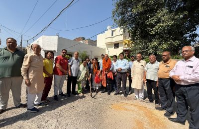 ਅੱਜ ਵਾਰਡ ਨੰਬਰ.25 ਵਿੱਚ ਮੁਹੱਲਾ ਸੈਂਟਰਲ ਟਾਊਨ ਵਿਖੇ ਗਲੀਆਂ ਬਣਾਉਣ ਦੇ ਕੰਮ ਦਾ ਉਦਘਾਟਨ ਕੌਂਸਲਰ ਉਮਾ ਬੇਰੀ ਵਲੋ ਕੀਤਾ ਗਿਆ