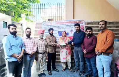सतगुरु रहमत चैरिटेबल सोसाइटी की ओर से जरूरतमंद परिवार को बच्चों की पढ़ाई हेतु ₹50,000 का चेक प्रदान किया गया