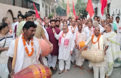 श्री चैतन्य महाप्रभु राधा माधव मंदिर (हरि बोल मंदिर) , प्रताप बाग द्वारा कार्तिक (दामोदर) मास के अवसर पर  प्रतिदिन निकली जा रही प्रभात फेरियो की श्रृंखला में  12वीं प्रभातफेरी आज एक भव्य नगर संकीर्तन के रूप में मंदिर के महासचिव राजेश शर्मा जी के निवास स्थान विकासपुरी से निकाली गई