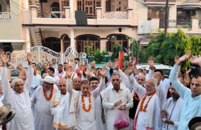 श्री चैतन्य महाप्रभु राधा माधव मंदिर ( हरि बोल मंदिर, प्रताप बाग ), द्वारा कार्तिक (दामोदर) मास के अवसर पर निकाली जा रही प्रभात फेरियो की श्रृंखला में  14वीं प्रभातफेरी  श्री  अजय गोयल के निवास स्थान छोटी बारादरी, पार्ट वन से निकल गई।