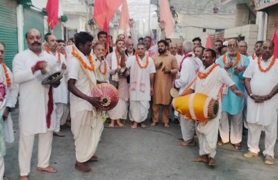 श्री चैतन्य महाप्रभु राधा माधव मंदिर(हरि बोल मंदिर), द्वारा कार्तिक (दामोदर) मास के उपलक्ष में प्रतिदिन निकली जा रही प्रभात फेरियो की श्रृंखला में  15वीं प्रभातफेरी मनोज कौशल के निवास स्थान दिलबाग नगर से निकल गई।