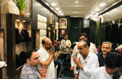 ਲਾਅ ਐਂਡ ਆਰਡਰ ਦਾ ਨਿਕਲਿਆ ਜਨਾਜਾ: ਰਜਿੰਦਰ ਬੇਰੀ  ਜਿਲਾ ਕਾਂਗਰਸ ਕਮੇਟੀ ਦੇ ਪ੍ਰਧਾਨ ਅਤੇ ਸਾਬਕਾ ਵਿਧਾਇਕ ਰਜਿੰਦਰ ਬੇਰੀ ਨੇ ਕਿਹਾ ਕਿ ਅੱਜ ਜੋ ਦਿਨ ਦਿਹਾੜੇ ਭਾਰਗੋ ਕੈਂਪ ਵਿਚ ਵਿਜੇ ਜਿਊਲਰ ਦੀ ਦੁਕਾਨ ਤੇ ਲੁੱਟ ਦੀ ਵਾਰਦਾਤ ਹੋਈ ਹੈ ਇਹ ਬਹੁਤ ਹੀ ਮੰਦ ਭਾਗੀ ਘਟਨਾ ਹੈ