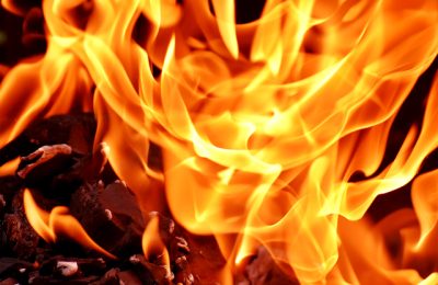 चलती कार में लगी भीषण आग