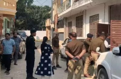 उत्तर प्रदेश में डॉक्टरों के घरों पर छापेमारी