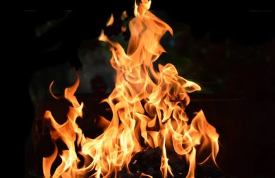 बिजली के खंभे से बांधकर युवक को जिंदा जलाया,  मची चीख-पुकार