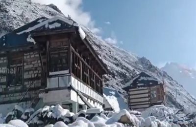 हिमाचल में ऊंचे पहाड़ों मे भारी बर्फबारी