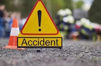 बीयर से भरा ट्रक अनियंत्रित होकर पलटा