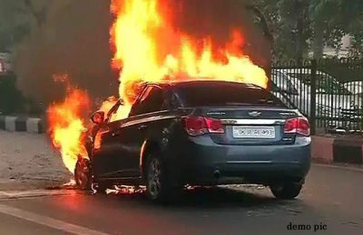 फैक्ट्री के बाहर गाड़ी को लगी आग