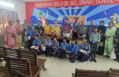 खत्री समाज वैलफेयर सोसायटी फगवाड़ा रजि. की ओर से रामगढ़िया गर्ल्स सीनियर सेकेंडरी स्मार्ट स्कूल, पुराना पोस्ट ऑफिस रोड में विद्यार्थियों को वर्दी वितरित की गई।