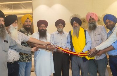 ਅਮਰੀਕਾ ਵਿੱਚ ਅੰਮ੍ਰਿਤਧਾਰੀ ਸਿੰਘ ਸਵਰਨਜੀਤ ਸਿੰਘ ਖਾਲਸਾ ਦੇ ਮੇਅਰ ਬਣਨ ਤੇ ਸਿੱਖ ਤਾਲਮੇਲ ਕਮੇਟੀ ਵੱਲੋਂ ਉਹਨਾਂ ਦੇ ਪਿਤਾ ਪਰਮਿੰਦਰ ਪਾਲ ਸਿੰਘ ਖਾਲਸਾ ਨੂੰ ਸਨਮਾਨਿਤ ਕੀਤਾ