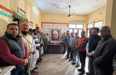 ਅੱਜ ਕਾਂਗਰਸ ਭਵਨ ਜਲੰਧਰ ਵਿਖੇ ਦੇਸ਼ ਦੇ ਸਾਬਕਾ ਪ੍ਰਧਾਨ ਮੰਤਰੀ ਪੰਡਿਤ ਜਵਾਹਰ ਲਾਲ ਨਹਿਰੂ ਜੀ ਦੇ ਜਨਮ ਦਿਵਸ ਦੇ ਮੌਕੇ ਤੇ ਕਾਂਗਰਸੀ ਅਹੁਦੇਦਾਰਾਂ ਅਤੇ ਵਰਕਰਾਂ ਵਲੋ ਸ਼ਰਧਾ ਦੇ ਫੁੱਲ ਭੇਂਟ ਕੀਤੇ ।