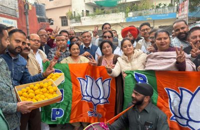 बिहार फतेह पर जालंधर भाजपा शहरी ने पटाके फोड़ लड्डू और जलेबियां बांट जश्न मनाया* *