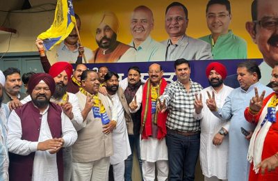 तरनतारण में आम आदमी पार्टी की ऐतिहासिक जीत की खुशी मनाते हुए आज जालंधर वेस्ट के मंत्री मोहींदर भगत जी की ओर से उनके कार्यालय में लड्डू बांटे गए। बड़ी संख्या में पार्टी कार्यकर्ता और समर्थक पहुँचे और इस जीत की खुशी साझा की।