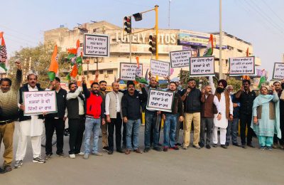 ਆਮ ਆਦਮੀ ਪਾਰਟੀ ਨਿਕਲੀ ਝੂਠ ਦੀ ਹਨੇਰੀ, ਨਗਰ ਨਿਗਮ ਜਲੰਧਰ ਵਿਖੇ ਸ਼ਰੇਆਮ ਹੋ ਰਹੀ ਹੇਰਾ ਫੇਰੀ: ਰਜਿੰਦਰ ਬੇਰੀ  ਅੱਜ ਡਾ ਬੀ ਆਰ ਅੰਬੇਦਕਰ ਚੌਂਕ ਵਿਖੇ ਜਿਲਾ ਕਾਂਗਰਸ ਕਮੇਟੀ ਜਲੰਧਰ ਸ਼ਹਿਰੀ ਵਲੋ ਨਗਰ ਨਿਗਮ ਦੇ ਖ਼ਿਲਾਫ਼ ਰੋਸ਼ ਪ੍ਰਦਰਸ਼ਨ ਕੀਤਾ ਗਿਆ ।