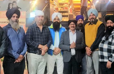 ਨਗਰ ਕੀਰਤਨ ਲਈ ਕਾਰੋਬਾਰੀ ਅਦਾਰਿਆਂ ਨਾਲ ਸੰਪਰਕ ਕਰਦੇ ਹੋਏ