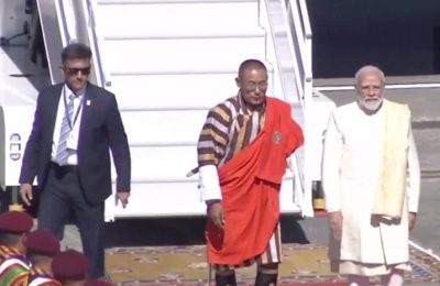 भूटान पहुंचे पीएम मोदी, एयरपोर्ट पर हुआ भव्य स्वागत