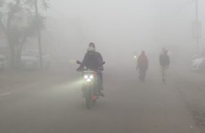 दिल्ली में कोहरे के बीच हवा अब भी खराब सांस लेना हुआ मुश्किल