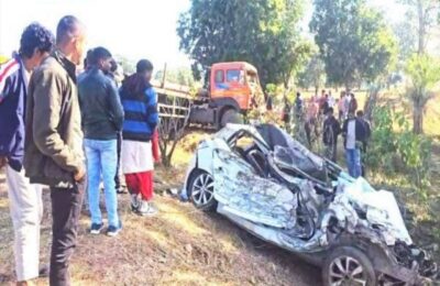 कार और ट्रक के बीच जोरदार टक्कर