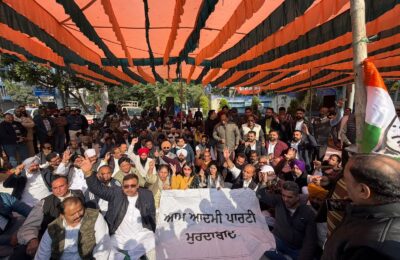 ਅੱਜ ਕਾਂਗਰਸ ਪਾਰਟੀ ਵਲੋ ਨਗਰ ਨਿਗਮ ਦਫਤਰ ਜਲੰਧਰ ਵਿਖੇ ਨਗਰ ਨਿਗਮ ਜਲੰਧਰ ਦੀ ਮਾੜੀ ਕਾਰਗੁਜ਼ਾਰੀ ਨੂੰ ਲੈ ਕੇ ਧਰਨਾ ਪ੍ਰਦਰਸ਼ਨ ਕੀਤਾ ਗਿਆ ।