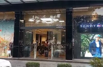 कपड़ों के शोरूम से करीब साढ़े 11 लाख रुपये की नकदी चोरी