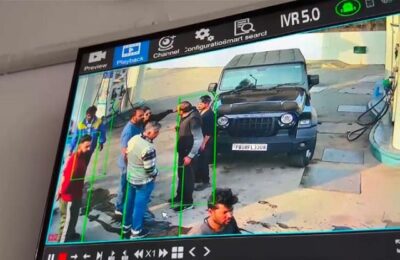 फिलिंग स्टेशन पर चले लात घुसे, महिला ने की मार पीट