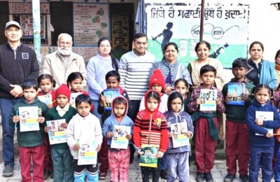 आप्रवासी भारतीय ने बच्चों को किताबें कॉपियां एवं स्टेशनरी का सामान वितरित किया