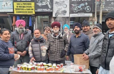 ਕੜਾਕੇ ਦੀ ਠੰਢ ਵਿੱਚ ਮਾਘ ਮਹੀਨੇ ਦੀ ਸੰਗਰਾਂਦ ਤੇ ਟੂ ਵੀਲਰ ਡੀਲਰ ਐਸੋਸੀਏਸ਼ਨ ਵੱਲੋਂ ਚਾਹ ਦੇ ਲੰਗਰ ਲਗਾਏ ਗਏ ਲਗਾਤਾਰ ਪੇ ਰਹੀ ਠੰਢ ਵਿੱਚ ਅਤੇ ਮਾਘ ਮਹੀਨੇ ਦੀ ਸੰਗਰਾਂਦ ਨੂੰ