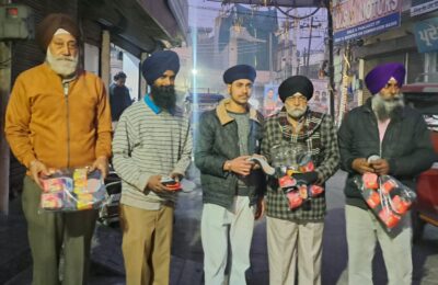 ਸਿੱਖ ਤਾਲਮੇਲ ਕਮੇਟੀ ਦੀ ਕੜਾਕੇ ਦੀ ਠੰਡ ਵਿੱਚ ਜੁਰਾਬਾਂ ਦੇ ਲੰਗਰ ਲਗਾਏ ਗਏ।