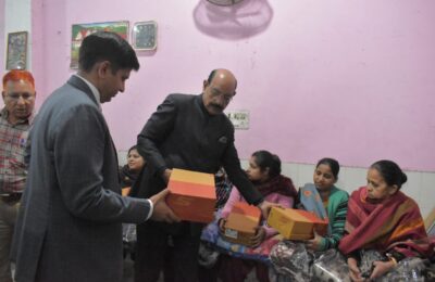 ਲੋੜਵੰਦ ਵਿਅਕਤੀਆਂ ਦੀ ਮਦਦ ਕਰਨਾ ਮਨੁੱਖਤਾ ਦੀ ਸਭ ਤੋਂ ਵੱਡੀ ਸੇਵਾ : ਮੋਹਿੰਦਰ ਭਗਤ  ਕੈਬਨਿਟ ਮੰਤਰੀ ਨੇ ਲੋੜਵੰਦ ਵਿਅਕਤੀਆਂ ਨੂੰ ਕੰਬਲ, ਟਰੈਕ ਸੂਟ ਅਤੇ ਬੂਟ ਵੰਡੇ