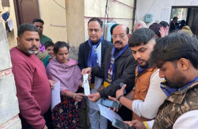 मोहिंदर भगत ने जालंधर में मुख्यमंत्री सेहत योजना के लाभार्थियों को पहचान पर्चियां बांटीं