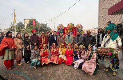 डी.ए.वी. कॉलेज जालंधर ने बड़े उत्साह और उमंग के साथ ‘लोहड़ी धियां दी’ को मनाया।