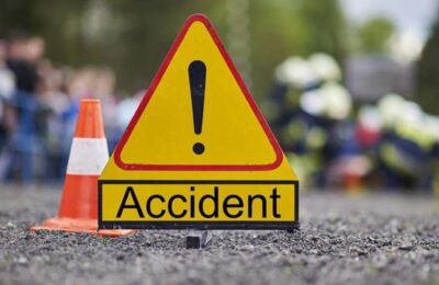 टेंपो चालक की जान बचाने पहुंचे लोगों को तेज रफ्तार ट्रक ने बेरहमी से कुचला