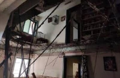 इमारत की पांचवीं मंजिल से स्लैब गिरने से तीन लोग घायल