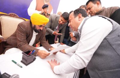 ਮੁੱਖ ਮੰਤਰੀ ਭਗਵੰਤ ਸਿੰਘ ਮਾਨ ਇਕ ਮਹੀਨੇ ਵਿੱਚ ਦੂਜੀ ਵਾਰ ਜਲੰਧਰ ਪਹੁੰਚੇ, ਲੋਕ ਮਿਲਣੀ ਦੌਰਾਨ ਸ਼ਿਕਾਇਤਾਂ ਦਾ ਮੌਕੇ ‘ਤੇ ਨਿਪਟਾਰਾ*