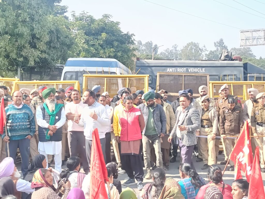 *ਦੇਸ਼ ਪੱਧਰੀ ਹੜਤਾਲ ਮੌਕੇ ਮੁਜ਼ਾਹਰਾ ਕਰ ਰਹੇ ਲੋਕਾਂ ਨੂੰ ਪੁਲਿਸ ਨੇ ਬੈਰੀਕੇਟ ਲਗਾ ਕੇ ਜ਼ਬਰੀ ਰੋਕਿਆ, ਵਰਕਰਾਂ ਵਲੋਂ ਲਗਾਇਆ ਧਰਨਾ, ਤਿੱਖੇ ਸੰਘਰਸ਼ ਦਾ ਐਲਾਨ*