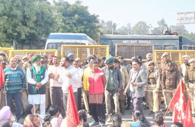 *ਦੇਸ਼ ਪੱਧਰੀ ਹੜਤਾਲ ਮੌਕੇ ਮੁਜ਼ਾਹਰਾ ਕਰ ਰਹੇ ਲੋਕਾਂ ਨੂੰ ਪੁਲਿਸ ਨੇ ਬੈਰੀਕੇਟ ਲਗਾ ਕੇ ਜ਼ਬਰੀ ਰੋਕਿਆ, ਵਰਕਰਾਂ ਵਲੋਂ ਲਗਾਇਆ ਧਰਨਾ, ਤਿੱਖੇ ਸੰਘਰਸ਼ ਦਾ ਐਲਾਨ*